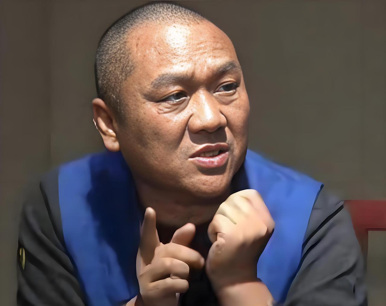1999年，河南一男子抢走银行208万元，逃走后，他摇身一变成了亿万富翁，娶4个