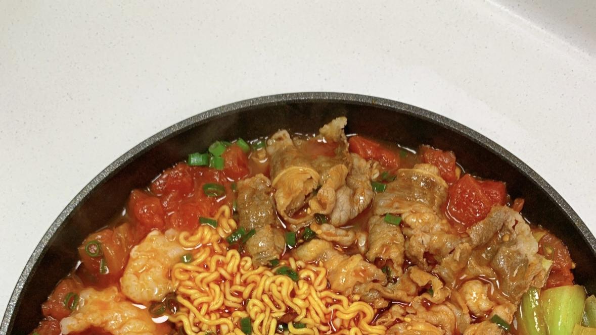 酸汤咕嘟咕嘟，厨房秒变深夜食堂——虾滑肥牛酸汤面全纪录