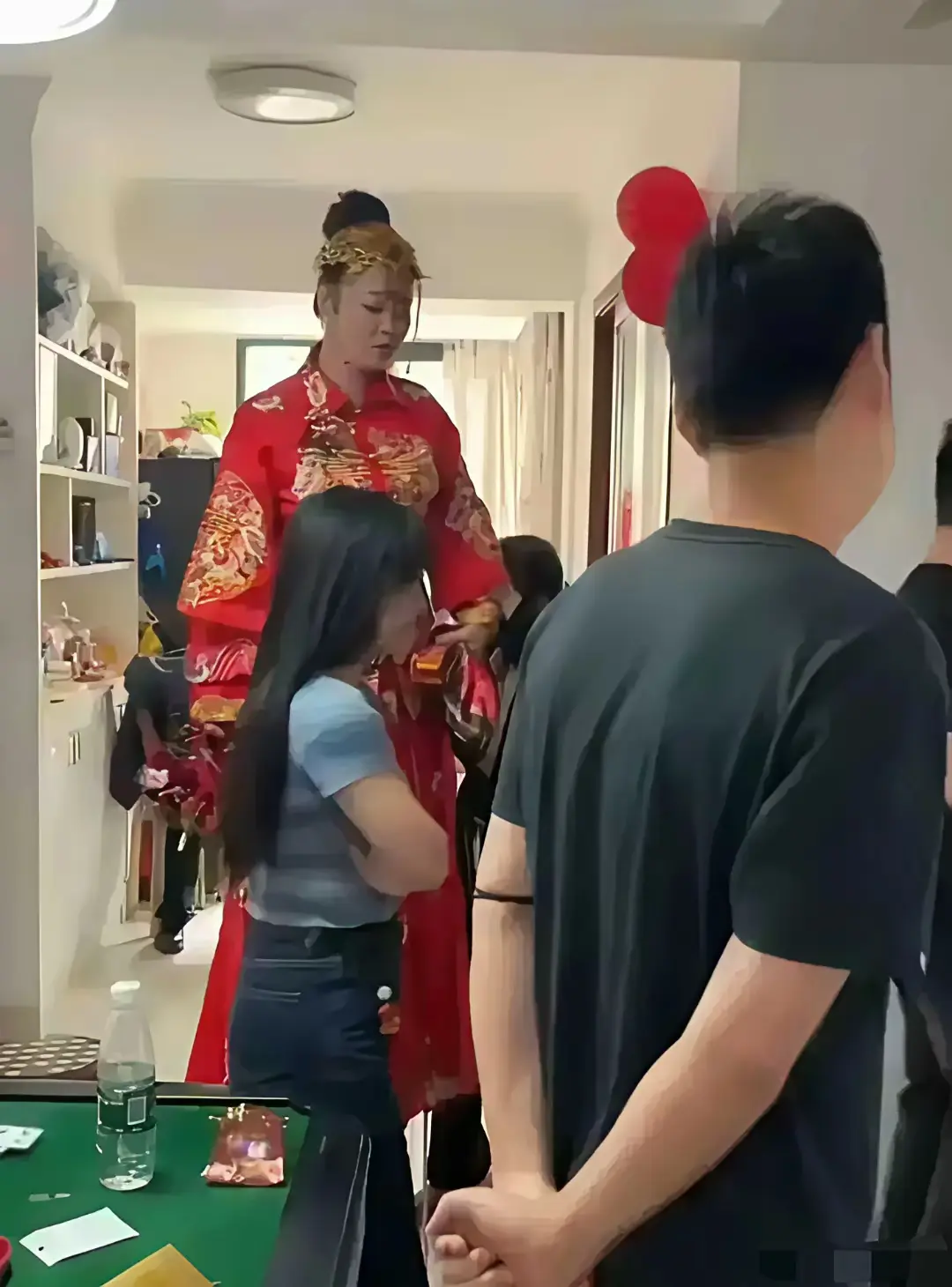 终于嫁出去了，父母应该高兴坏了