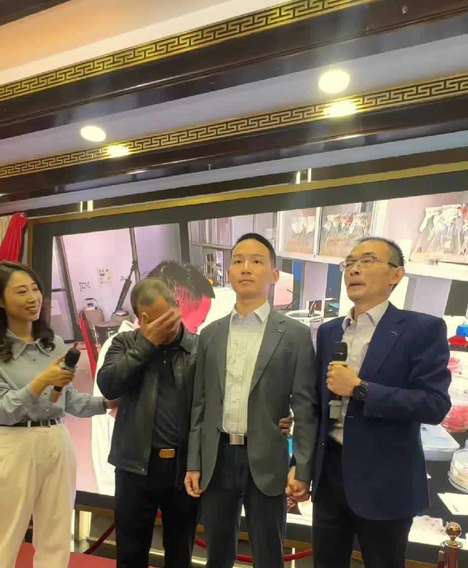 现在再看谢浩男当时认亲的现场一切就明白了。
当时谢浩南他是蒙在鼓里的，他是啥都