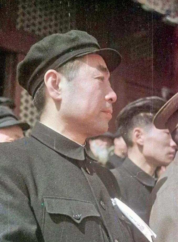 开国大典上的周恩来总理，那时候他51岁，身着中山装凝视远方。