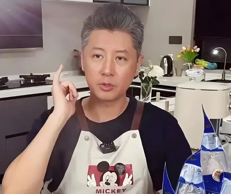 看任重的直播切片，年纪不大的他，却是满头白发，确实让人唏嘘！
任重毕业于上戏，与