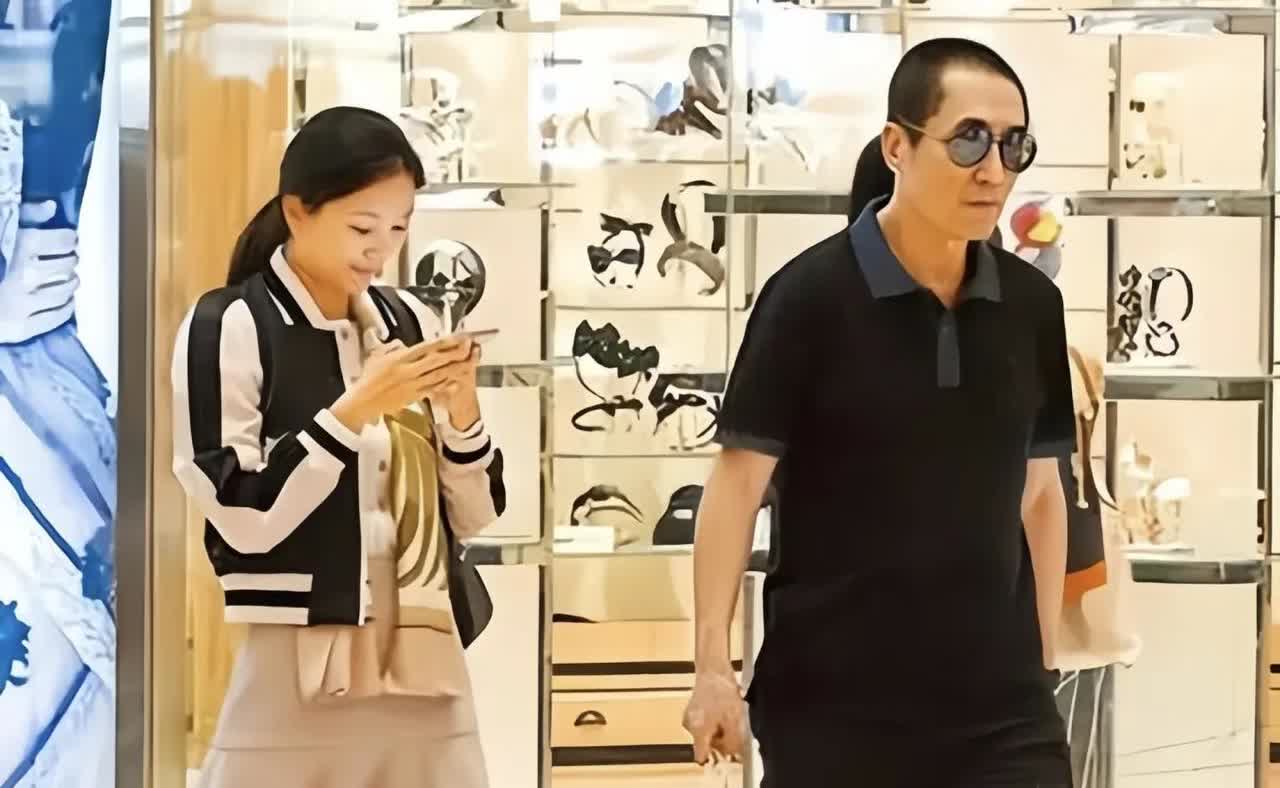 张艺谋老婆18岁的时候，老头子49岁，如果你是18岁，你肯定不愿意。

但如