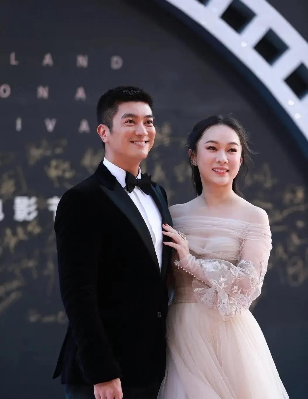 杜江与霍思燕并肩亮相，西装笔挺的他尽显绅士魅力，霍思燕一袭纱裙似仙女下凡。二人在