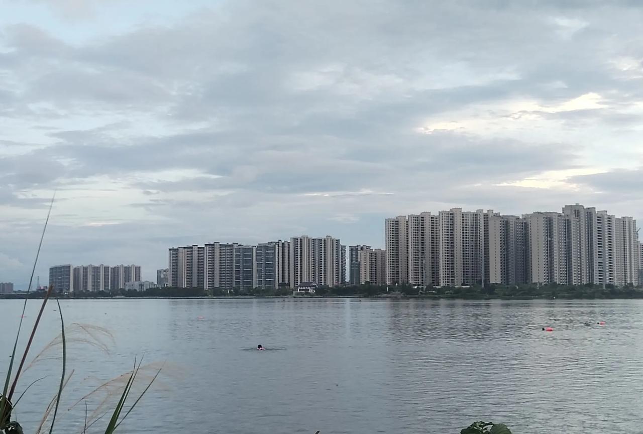 #晒图笔记大赛#
我在永州市冷水滩河东拍河西。
人们都说，上海滩是中国第一大滩，