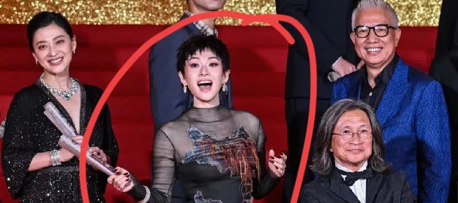 大家发现了吗？
章子怡身上的这个弱点，
她可能永远都改不了。

每次出席