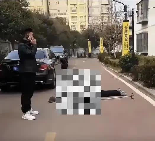 人心不古猛如虎！摔了一个老头，哥们第一时间不是把老头扶起来，二是打电话给120和