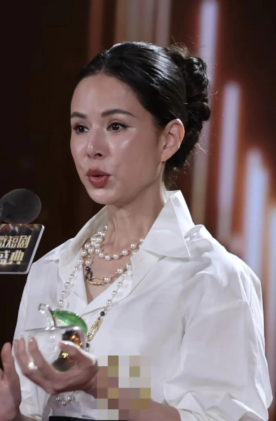 快六十岁的李若彤，高清怼脸生图，能保持这种状态真的很不容易了，虽然脸上有一些医美