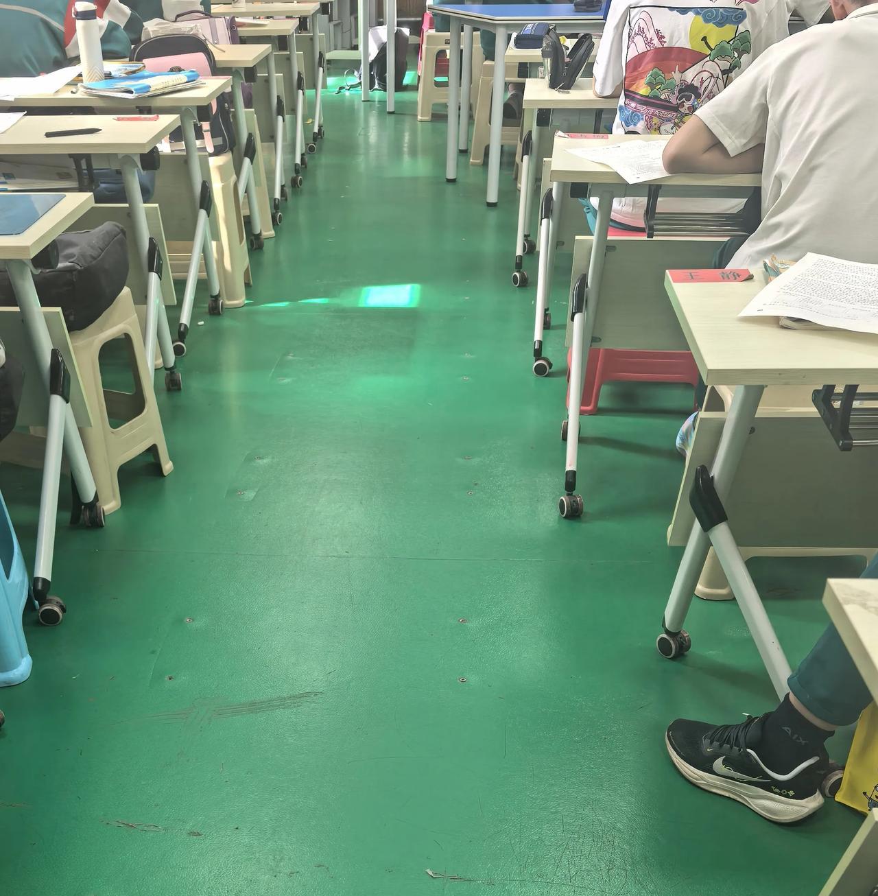 今天是第二次模拟考试，考的是语文，我是监考老师，学生静悄悄的写着。
      