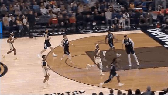 理查德底角三分抬手就有，勇士三分12中1后再次三分尝试命中