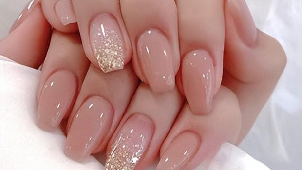 2025圣诞美甲推荐：从低调到华丽，20 款节庆美甲范本一次收齐！