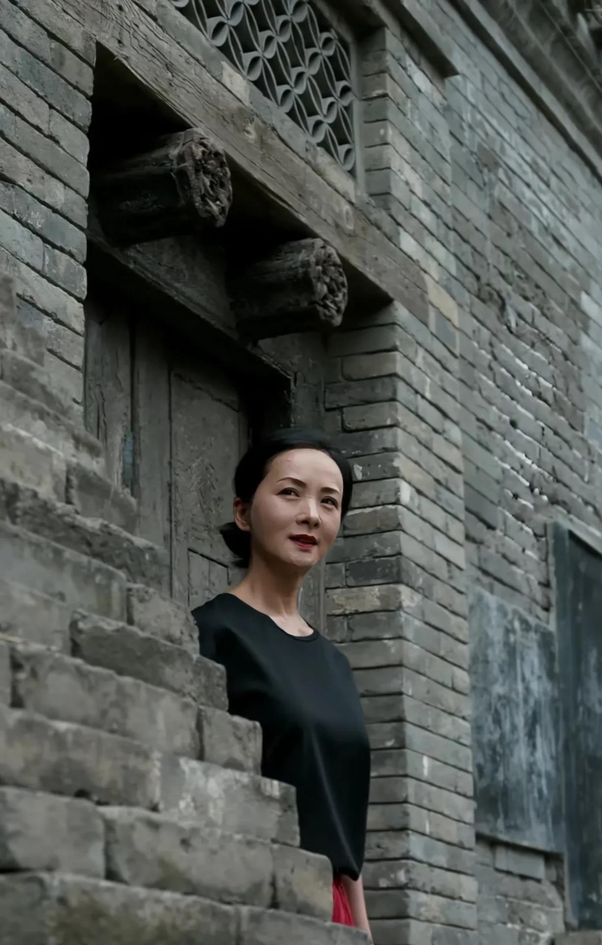 大家还记得当年在电视剧《大宅门》里饰演李香秀的谢兰吗？现在的她已经52岁了，看气