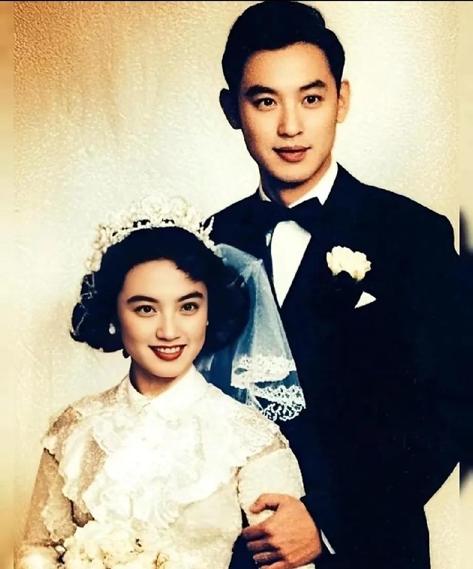 这张充满岁月痕迹的照片定格于1954年，照片中的新娘年仅20岁，风华正茂。彼时，