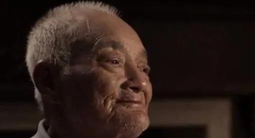 2015年5月，浙江萧山一处垃圾场里，一辈子没结婚，靠低保为生的95岁老兵在废品
