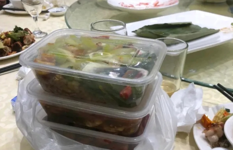 今天我和小姑子一起去亲戚家参加婚礼，简直是“丢人现眼”，酒店得菜品很丰盛，一桌8