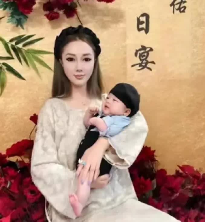 47岁女子都当上奶奶了，还一副少女感，让人觉得不像是孩子的奶奶，说是孩子的妈妈也