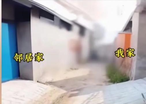“我可以缺德，但是你不能跟我一样缺德！”男子家修了一个斜坡，没想到对门邻居也修了