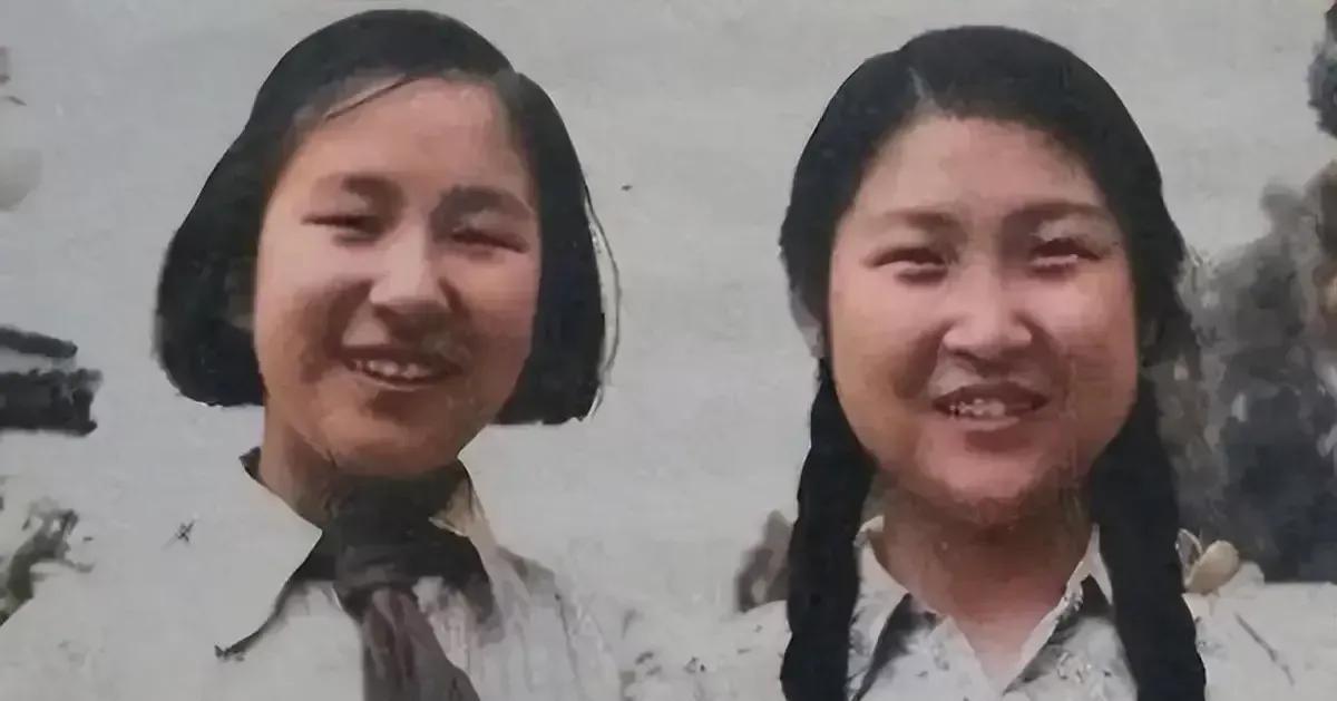 看李敏和李纳在一起的老照片，两人的都笑的非常灿烂，也许是久别重逢，非常高兴的笑容