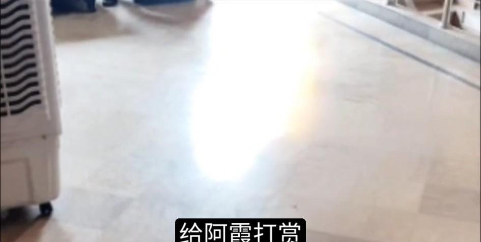终于有霞粉，想要真金白银资助阿霞了。
  前不久，在巴基斯坦阿霞中国朋友的直播间