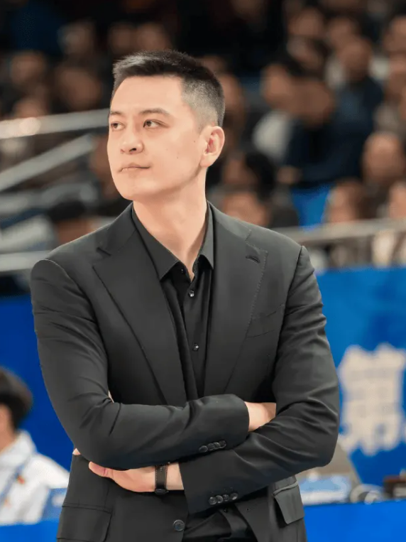 CBA常规赛中北京94-81战胜辽宁。
本场比赛中，姜宇星打到陈盈骏面部被吹犯规