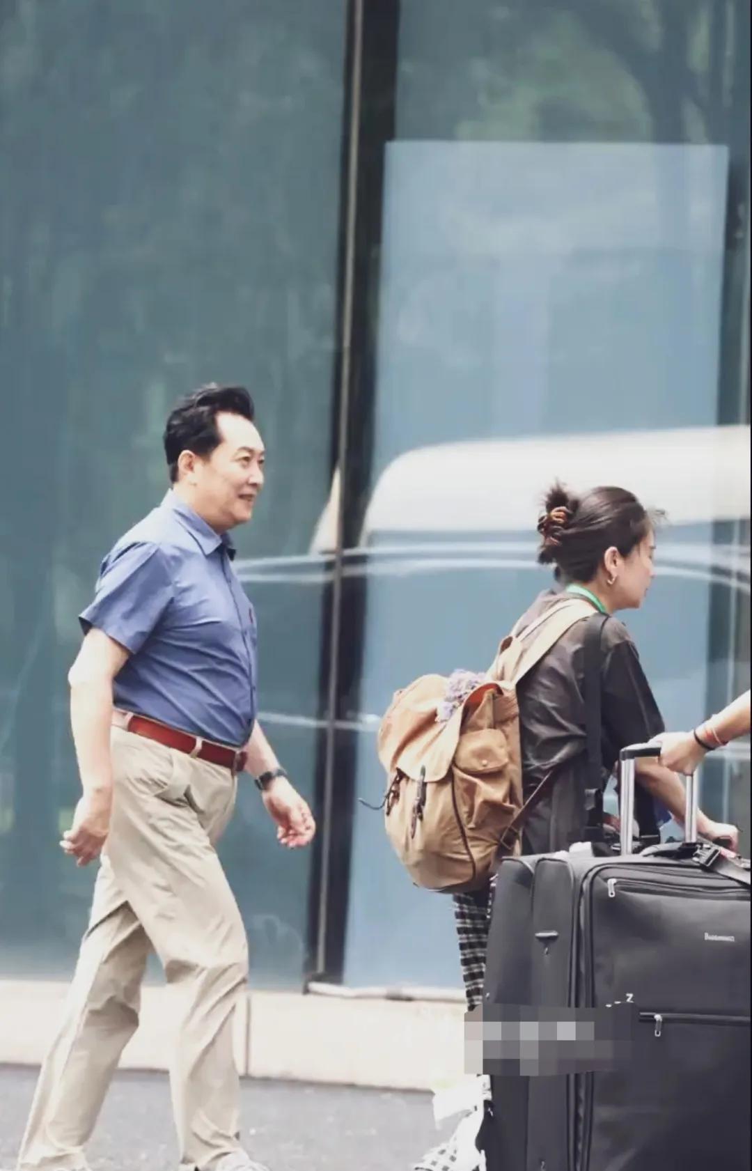 唐国强老师这魅力谁见了不稀罕！看他凸出的大肚腩走路带风，意气风发如春风拂面，要多