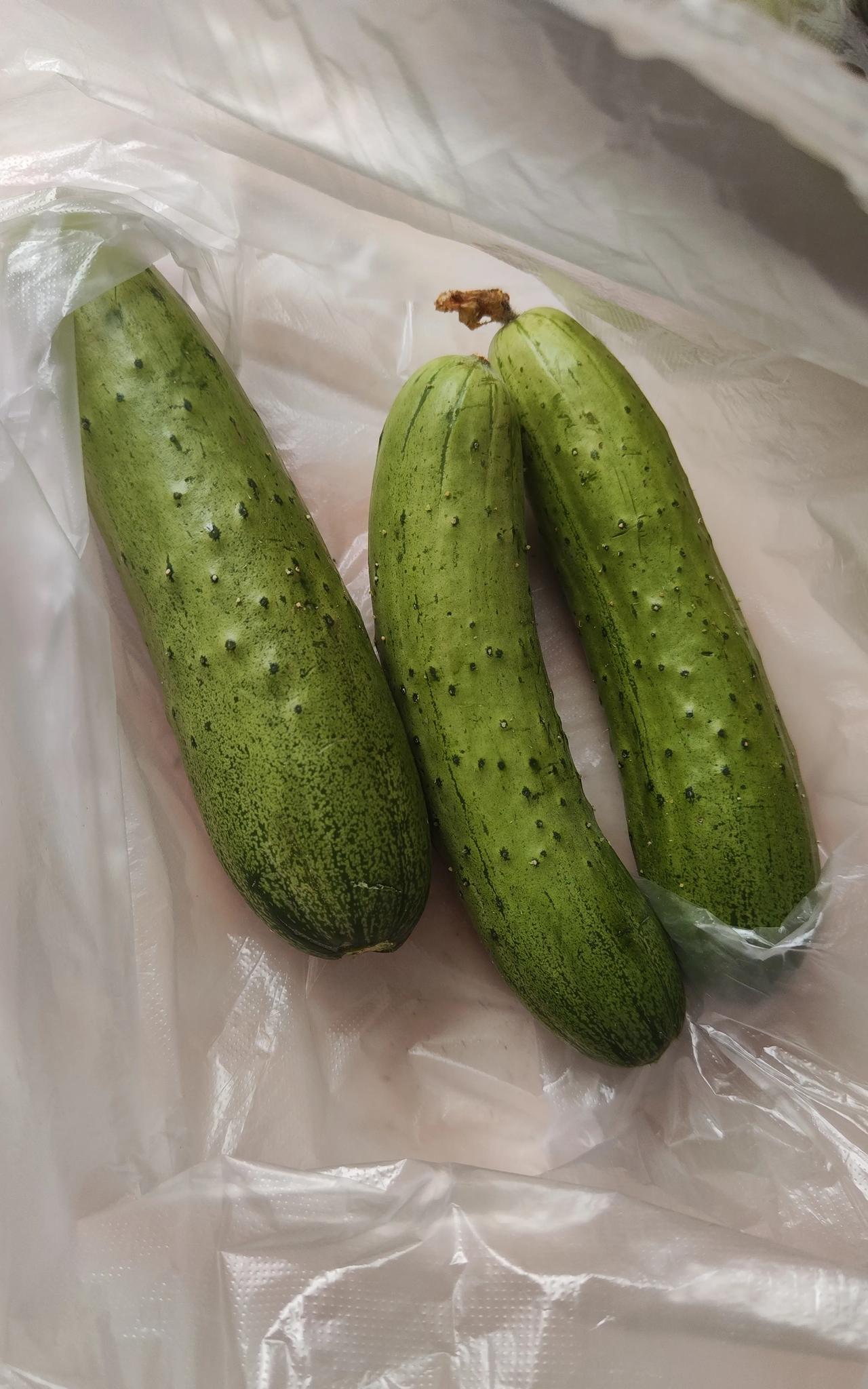 小商贩有猫腻儿！
昨天去早市买了几根黄瓜，到家后不经意称了一下重量，发现多收了我