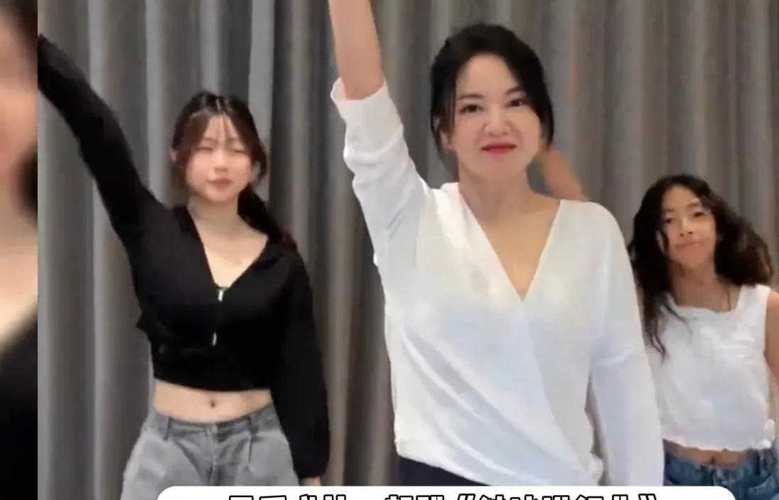 【阿雅女儿都这么大了！11岁Ava卷发欧美范十足，母女魔性翻跳《锉冰舞》】
谁的