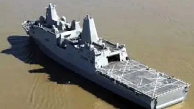 美国的圣安东尼奥级两栖运输舰火了，没错，在日本冲绳美海军基地着火了，火灾持续在舰