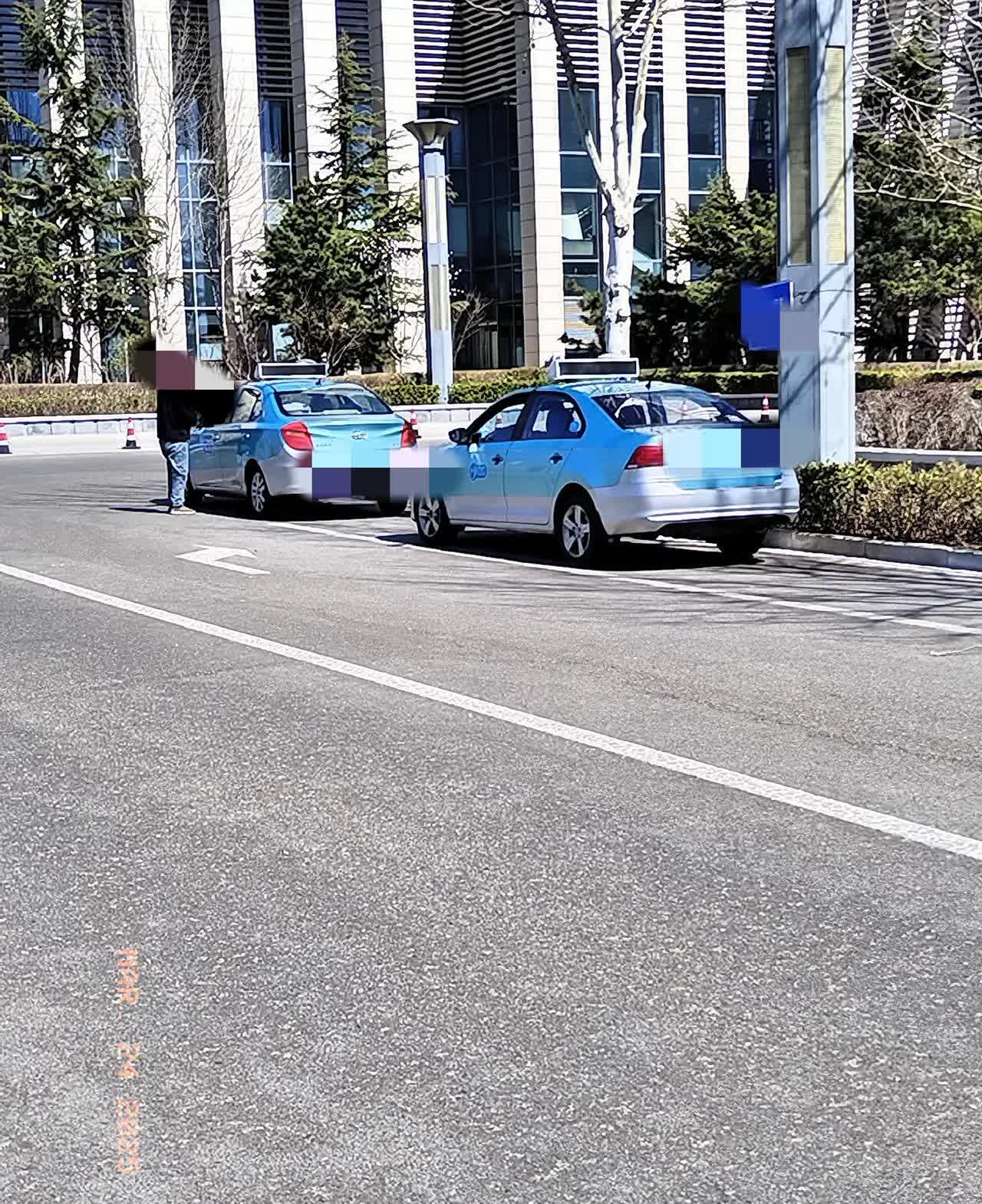 出租车司机你是真任性啊，想在哪停就在哪停。
今天早上开车上班，正常行驶着呢，突