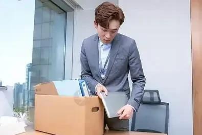 有没有发现？现在的影视剧中有一个万年款道具——黄纸箱。
记得以前的影视剧中不是这