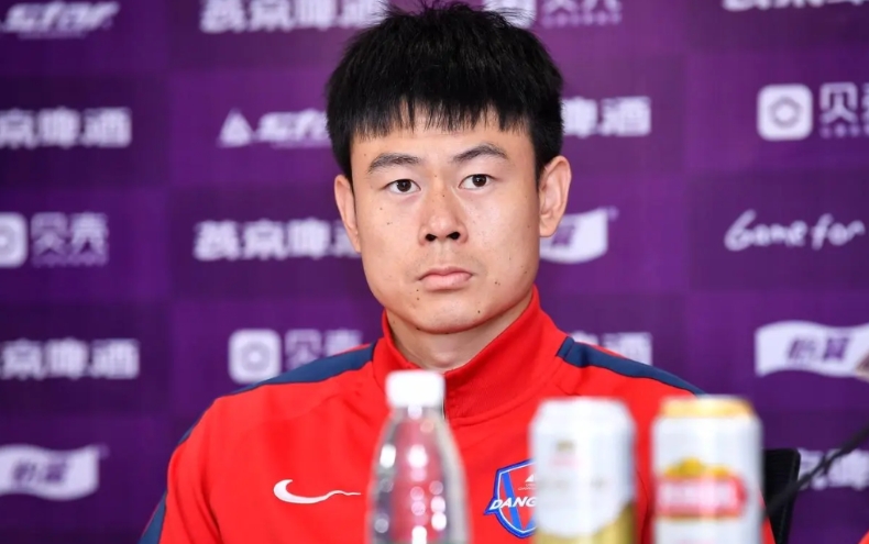 最近，媒体报道了一位28岁的重庆球员温天鹏的情况
温天鹏，赶上了中超金元时代的尾