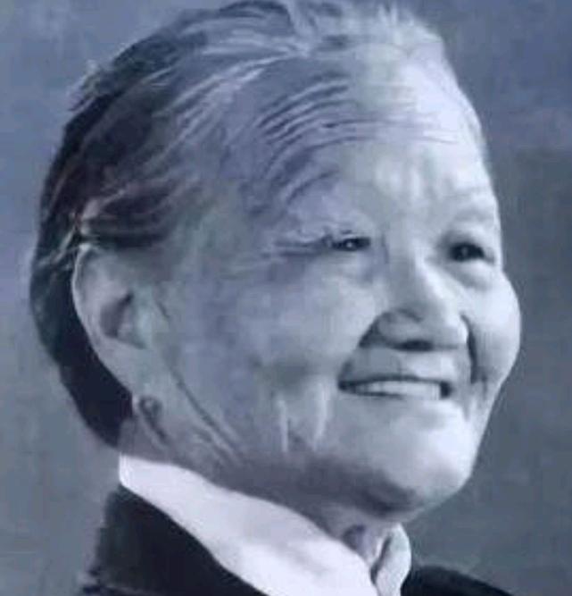 70年代，一女病人去地窖取菜不小心扭到腰椎，无法动弹，家人抬她来找北京“双桥老太