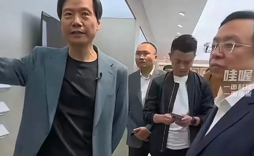 比亚迪接下来有可能会调整方向

王传福参观小米汽车工厂后，感慨颇多！

他发现小