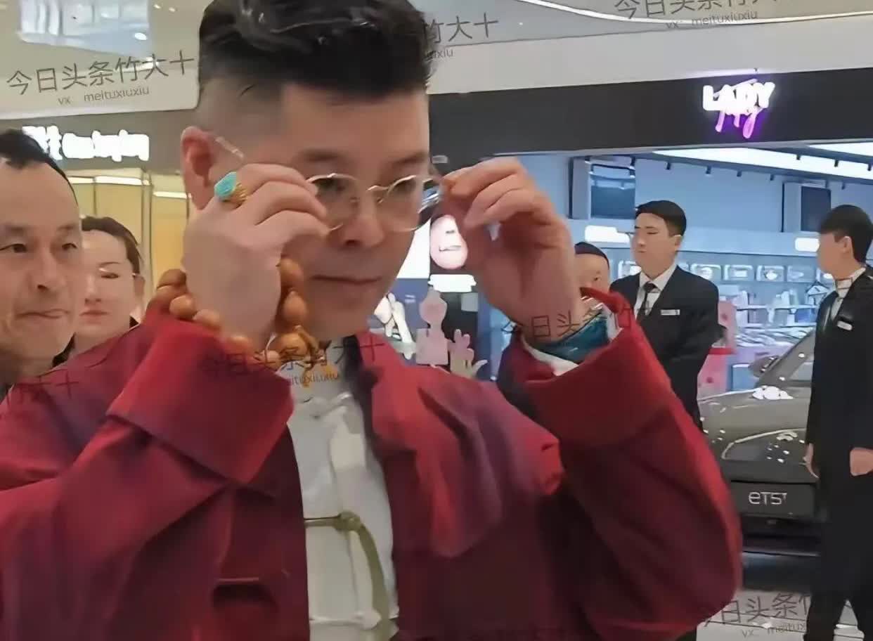 赵家班现在混得不红又不黑的，应属他了，当年又是春晚又是电视剧的，老赵一样没落下他