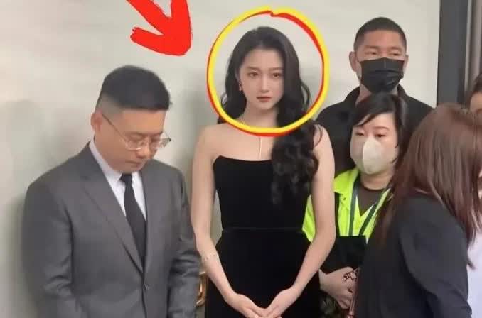 我妈妈居然说，男生在现实生活中遇到关晓彤这种女生要躲远远的！我问为什么？

