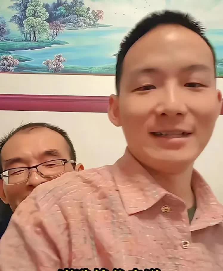 真佩服谢浩南爸爸，敢爱敢做！“小时候没有好好抱抱，现在就要好好抱着你！”多充满父