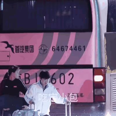 打完比赛急匆匆回家？！
过中秋节？
匆匆回家的路上直接把花抛向看台？（图示）
中