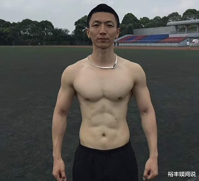 38岁南航空少静江去世！八块腹肌颜值超高，选择在美国治疗惹争
