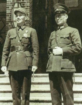 1947年，龙云送女儿出国，火车站，宪兵阻止。



春日的南京下关火车站，一位