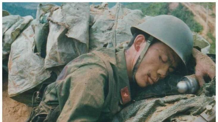 1985年，李庆轩参加越战。上战场前，不抽烟的他却在口袋里放了两包烟。但战友每次