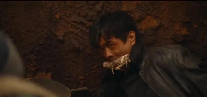 1.《棋士》。胡奎勇，上手段骗了金朝山的厂子。害得金朝山上吊自尽。大儿子春生客死