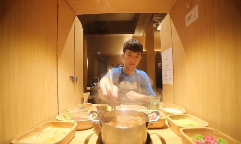 年轻人读书时面临激烈竞争，工作后仍需在卷的环境中打拼。上班工作任务繁重，劳累不堪