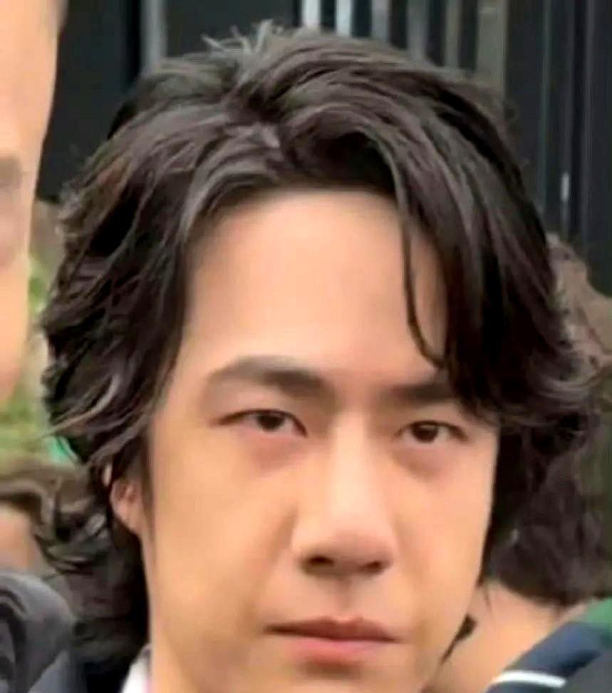 王一博这次时装周造型引发热议 原本备受期待的海外行程却因整体形象翻车成为话题中心
