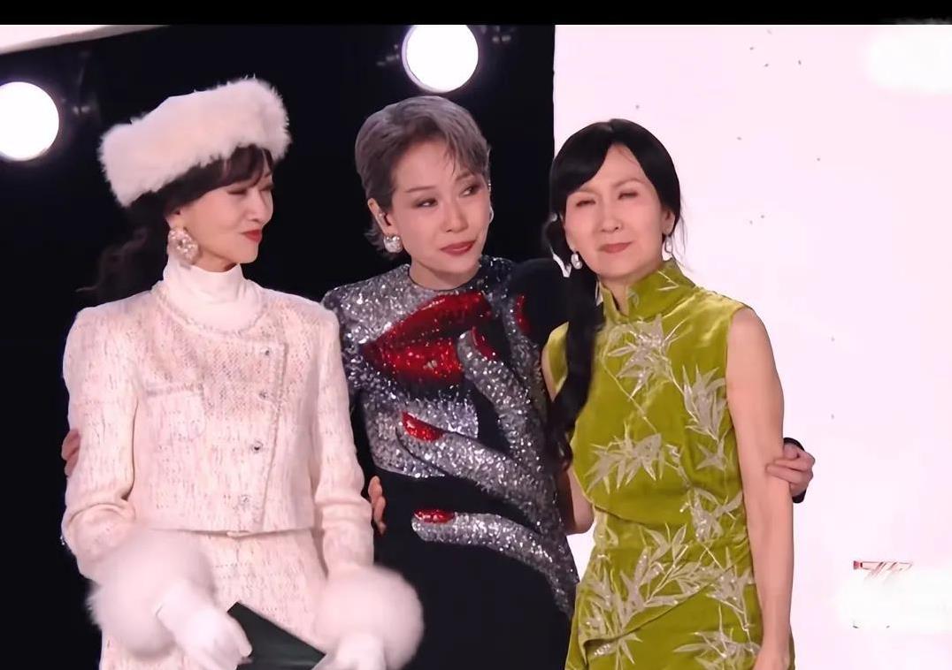 赵雅芝和陈美琪上周六晚出现在《乘风破浪》总决赛现场，她们都快70岁了还这么年轻，