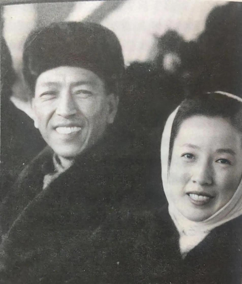 这张拍摄于1950年代初的珍贵照片，记录了时任中国驻瑞典大使耿飚与夫人赵兰香在使