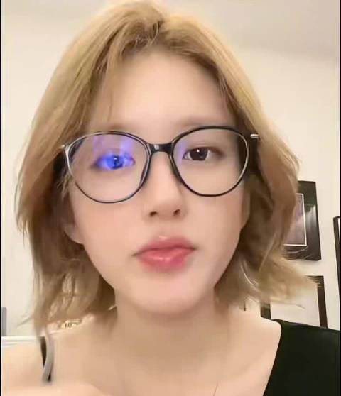 赵露思硬刚资本的底气来自哪里？
过去不知道，现在总算明白了。
她背后，没有更大的