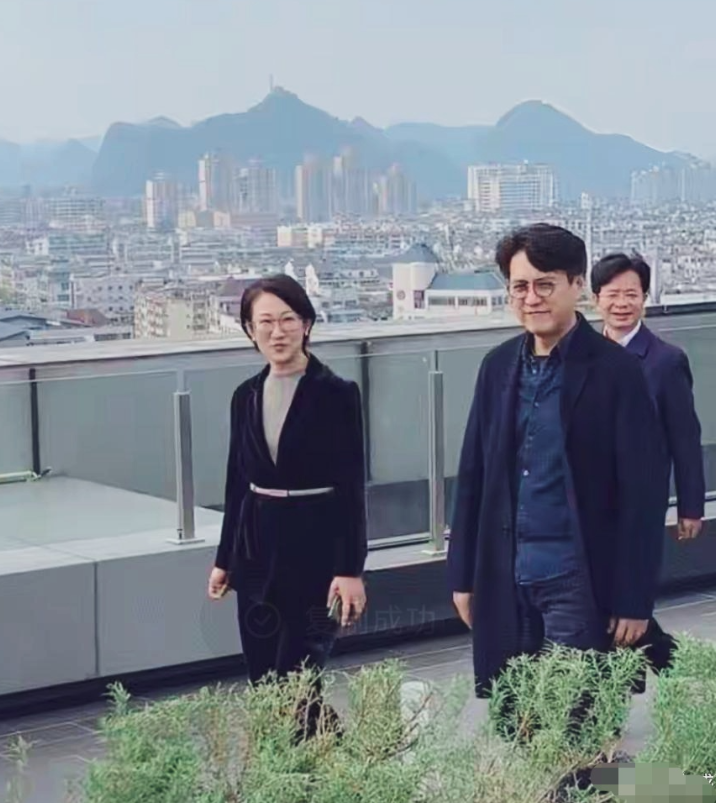靳东现身广西桂林，长相周正，穿搭周正，老干部气质妥妥的！