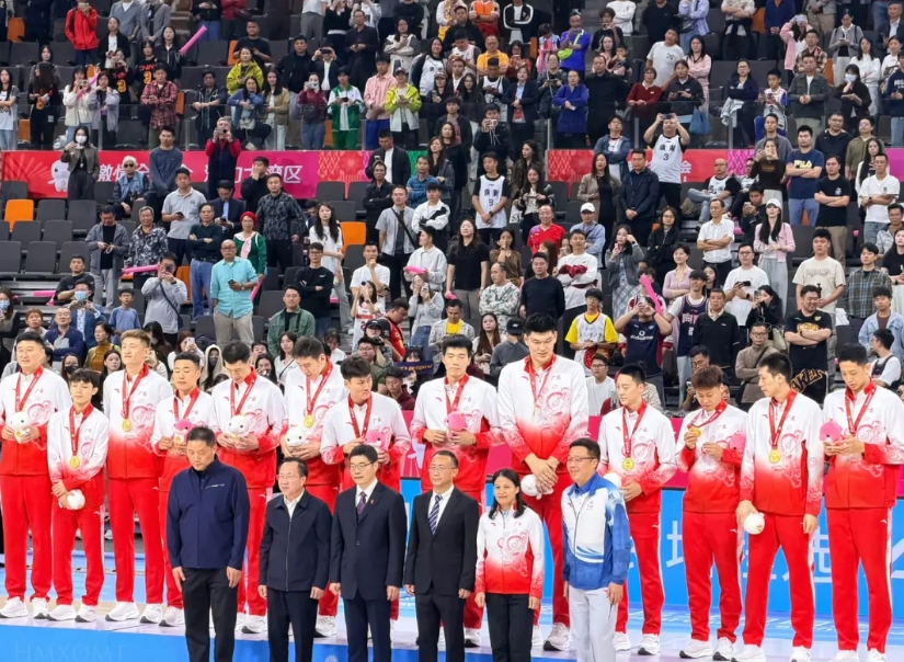 时隔12年广东男篮再次站上最高领奖台，我才惊讶的发现，原来浙江男篮不是输在技术上