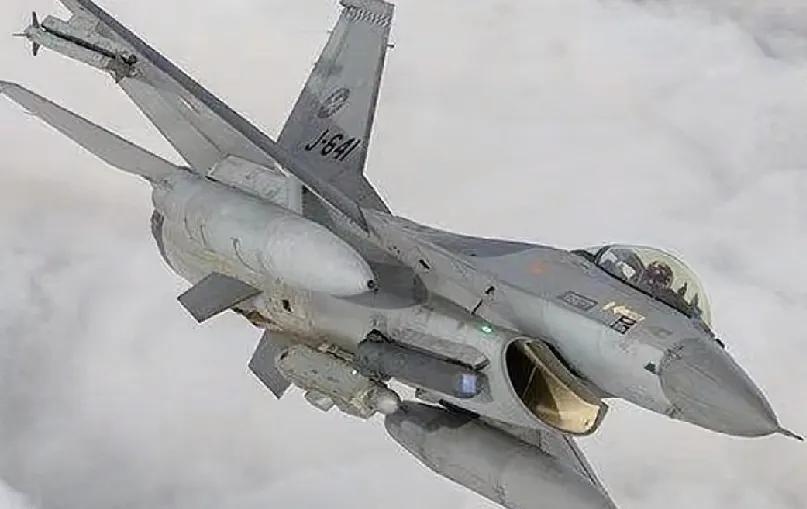 规避两枚S300防空导弹，已经是F16的极限。俄军攻入苏梅州，乌军还是没忍住出动