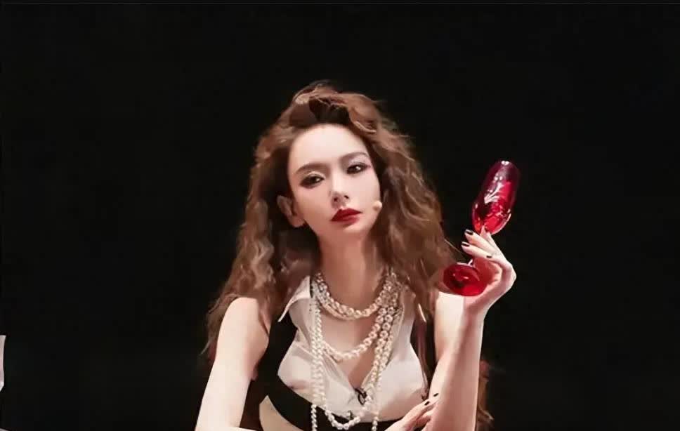 戚薇坦言：陪睡只是低级潜规则！韩国娱乐圈才是最恐怖的存在，以前看过一个说父母亲自
